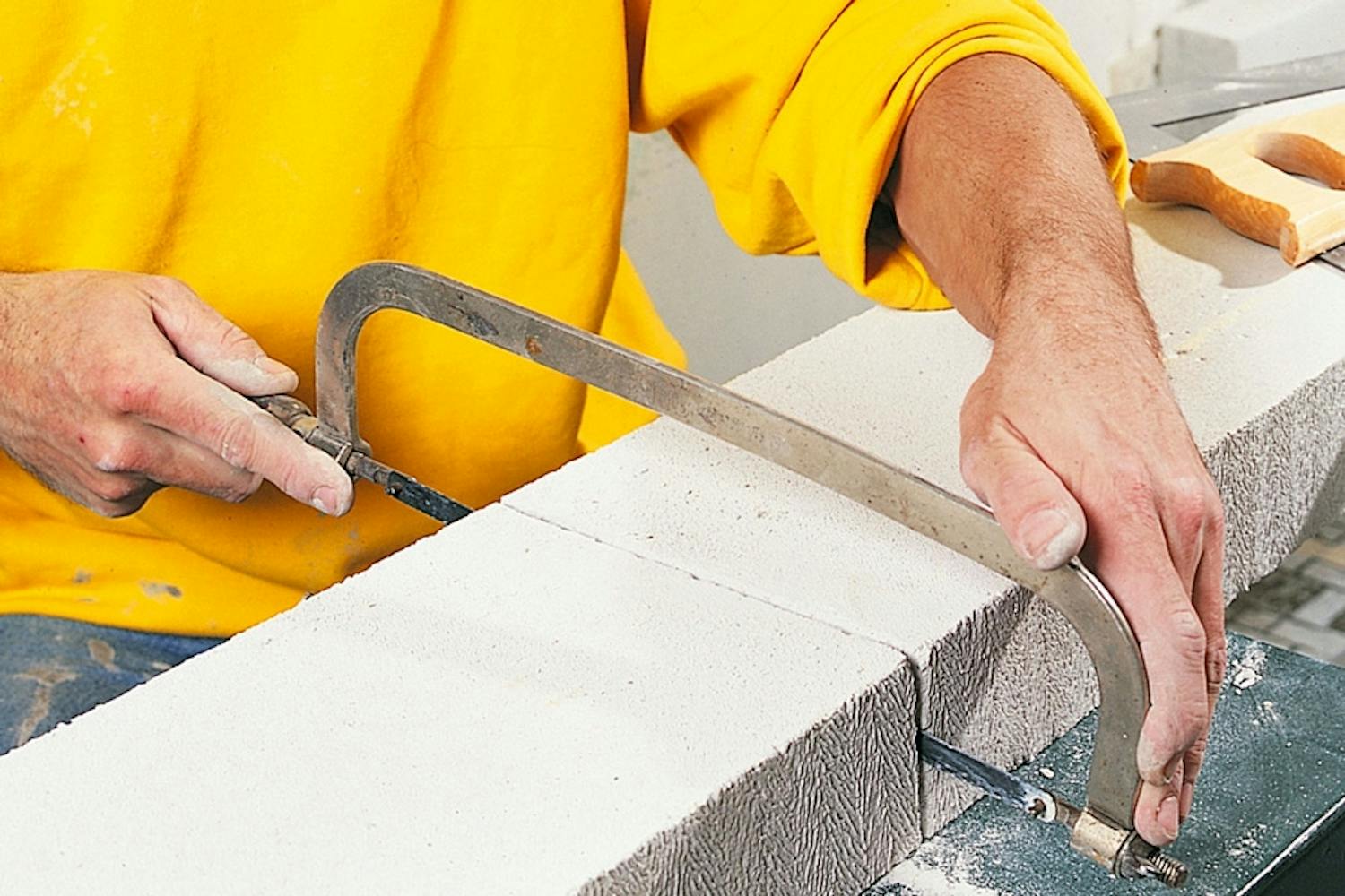 Vi er nået til armeringen, som saves igennem med en almindelig nedstryger. Vi er nået til armeringen, som saves igennem med en almindelig nedstryger.